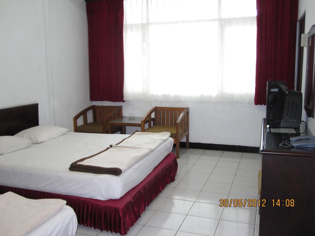 Hotel Santosa Маланг Номер фото